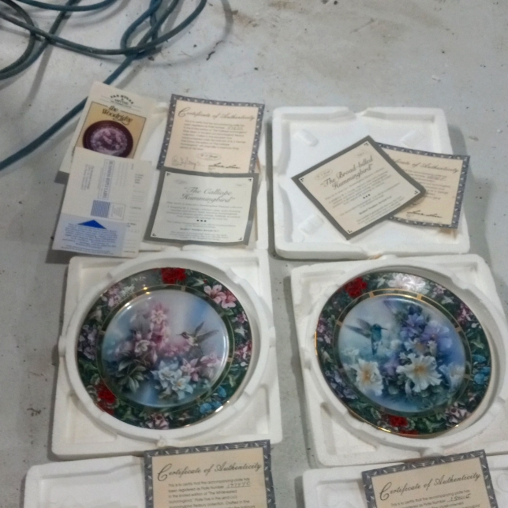 Lot of 8 vintage collectable plates.